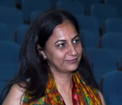 Photo of Ruchi Anand looking to the right